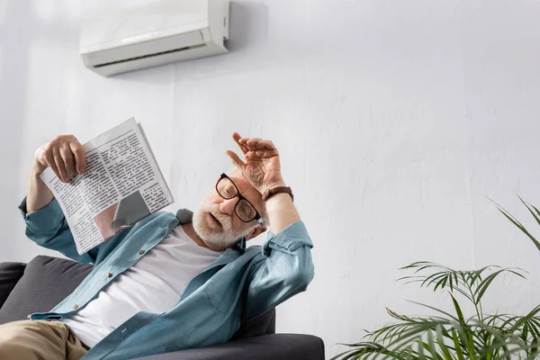 Selektivt Fokus För Trött Äldre Man Som Håller Tidningen Samtidigt — Stockfoto