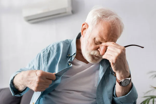 Müder Älterer Mann Fühlt Sich Wohnzimmer Heiß — Stockfoto