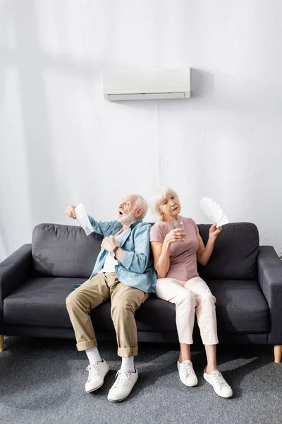 Unavený Starší Pár Sklenicí Vody Novin Ventilátoru Pocit Horka Doma — Stock fotografie