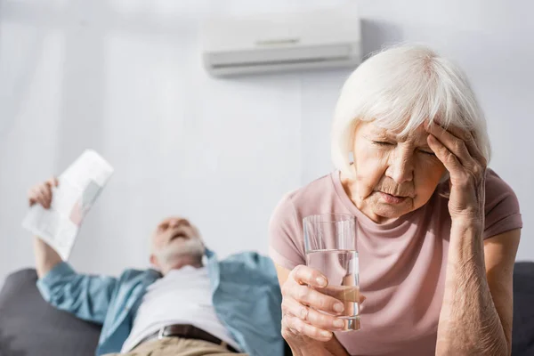 Enfoque Selectivo Mujer Mayor Cansada Sosteniendo Vaso Agua Mientras Siente — Foto de Stock