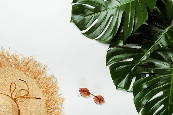 Top View Green Palm Leaves Straw Hat Sunglasses White Background — Stock Photo, Image