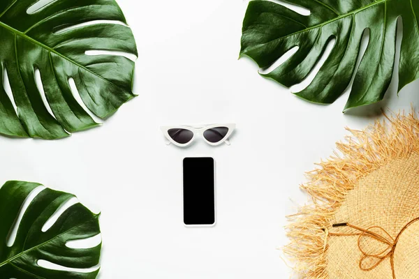 Yeşil Palmiye Yapraklarının Üst Görünümü Hasır Şapka Güneş Gözlüğü Beyaz — Stok fotoğraf