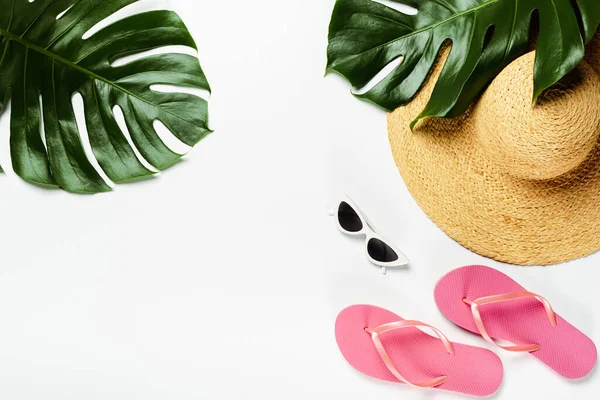 Bovenaanzicht Van Groene Palmbladeren Strohoed Zonnebril Teenslippers Witte Achtergrond — Stockfoto