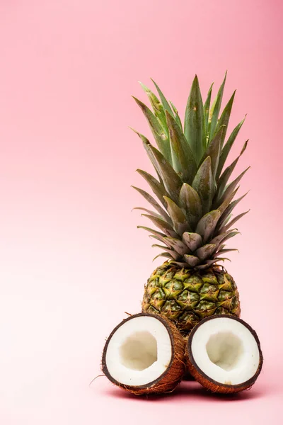 Zralé Ananas Čerstvé Kokosové Půlky Růžovém Pozadí — Stock fotografie
