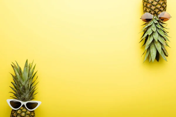 Top View Ripe Pineapples Sunglasses Yellow Background — Stock Photo, Image