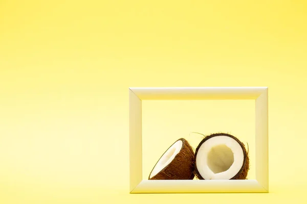 Delicioso Coco Doce Quadro Quadrado Fundo Amarelo — Fotografia de Stock