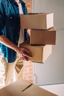 Yeni ofise taşınırken elinde kutu tutan adamın kısmi görüntüsü 