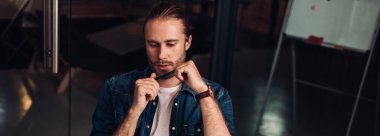 Ofiste kalem tutan işadamının yatay görüntüsü