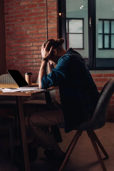 Uomo Affari Frustrato Toccare Testa Seduto Vicino Computer Portatile Con — Foto Stock