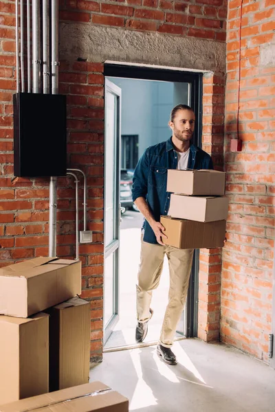 Guapo Hombre Negocios Sosteniendo Cajas Cartón Mientras Mueve Nueva Oficina — Foto de Stock