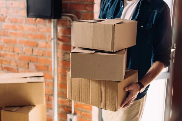 Gedeeltelijk Zicht Zakenman Met Kartonnen Dozen Tijdens Het Lopen Een — Stockfoto