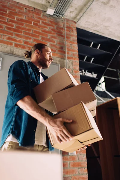 Blick Auf Geschäftsmann Der Kisten Hält Während Sein Neues Büro — Stockfoto