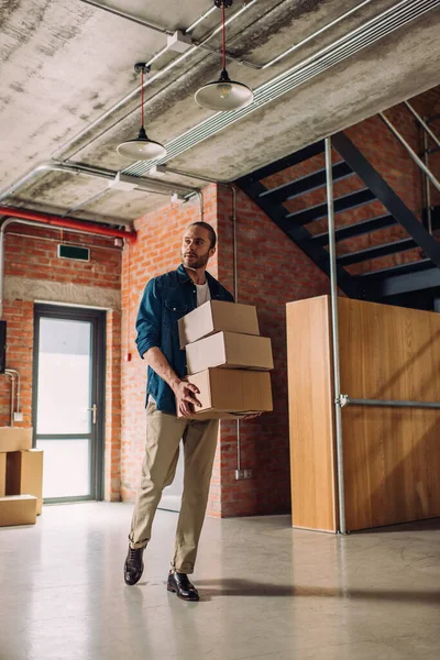 Yakışıklı Adamı Kutuları Tutuyor Yeni Modern Ofislerde Yürüyor — Stok fotoğraf