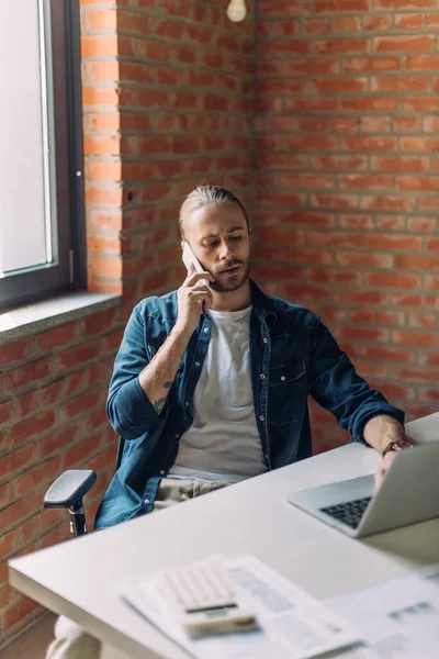 Selektiver Fokus Des Geschäftsmannes Der Büro Mit Smartphone Und Laptop — Stockfoto