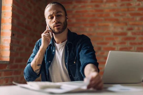 Enfoque Selectivo Hombre Negocios Guapo Hablando Teléfono Inteligente Tomando Documento — Foto de Stock