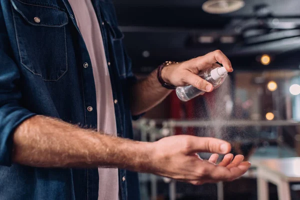 Ausgeschnittene Ansicht Eines Mannes Der Büro Desinfektionsmittel Versprüht — Stockfoto