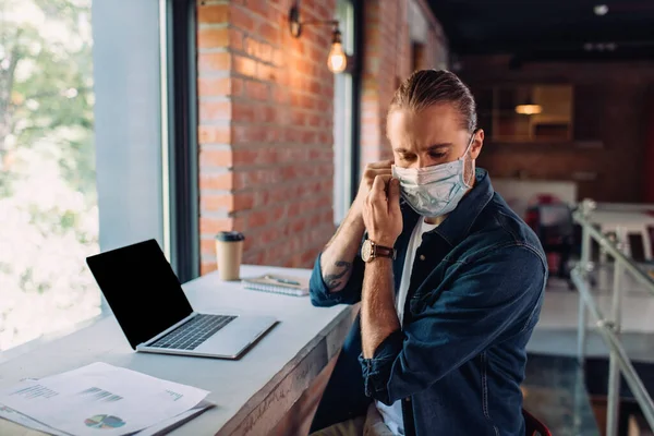 Bilgisayarın Yanında Boş Ekranlı Tıbbi Maske Takan Işadamı — Stok fotoğraf