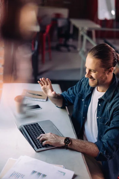 Selektivt Fokus Glad Affärsman Viftande Hand Samtidigt Som Videosamtal — Stockfoto