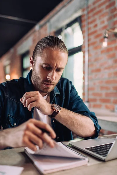 Selectieve Focus Van Bebaarde Zakenman Zoek Naar Notebook Buurt Van — Stockfoto