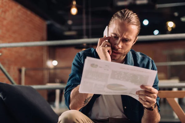 Enfoque Selectivo Hombre Negocios Guapo Sentado Sofá Hablando Teléfono Inteligente — Foto de Stock