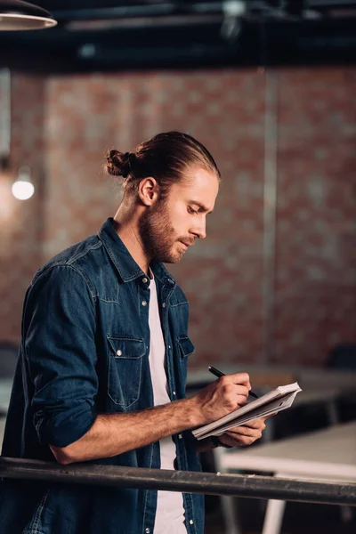 Guapo Hombre Negocios Escribiendo Cuaderno Oficina Moderna —  Fotos de Stock