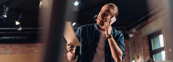 Horisontellt Begrepp Känslomässig Affärsman Talar Smartphone Och Hålla Mapp Kontoret — Stockfoto