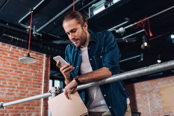 Foyer Sélectif Homme Affaires Regardant Smartphone Dossier Maintien Dans Bureau — Photo