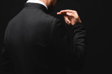 Siyah üzerine izole edilmiş papazın el kol hareketi. 