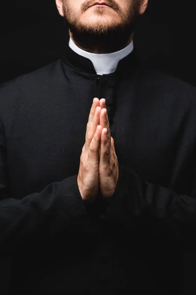 Vista Ritagliata Del Sacerdote Con Mani Preghiera Isolate Sul Nero — Foto Stock