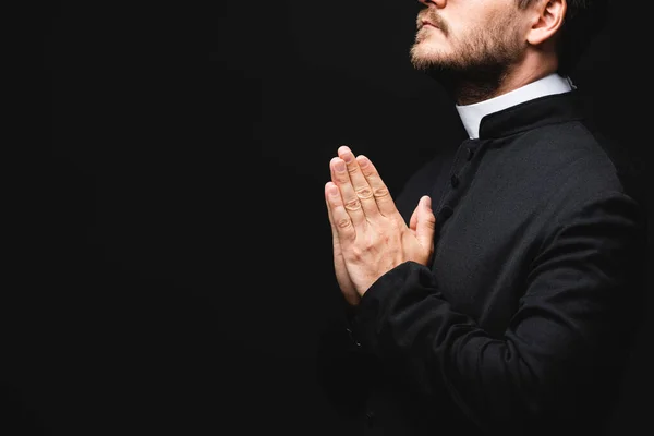 Καλλιεργημένη Άποψη Του Γενειοφόρου Ιερέα Χέρια Προσεύχεται Απομονώνονται Μαύρο — Φωτογραφία Αρχείου
