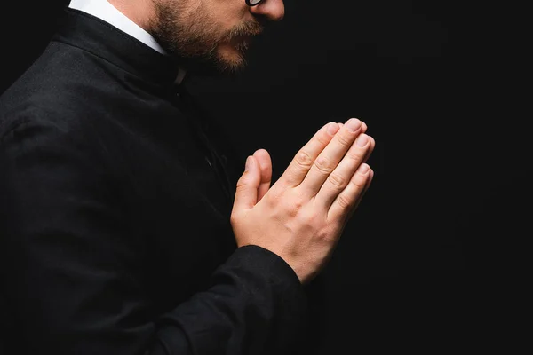 Μερική Άποψη Του Ιερέα Χέρια Προσεύχεται Απομονώνονται Μαύρο — Φωτογραφία Αρχείου