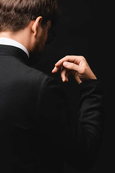 Visão Parcial Padre Gesticulando Isolado Preto — Fotografia de Stock