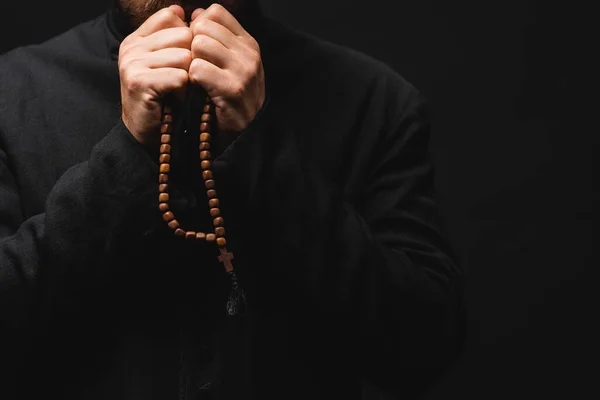 Обрізаний Вид Священика Який Тримає Бісер Руках Молиться Ізольовано Чорному — стокове фото