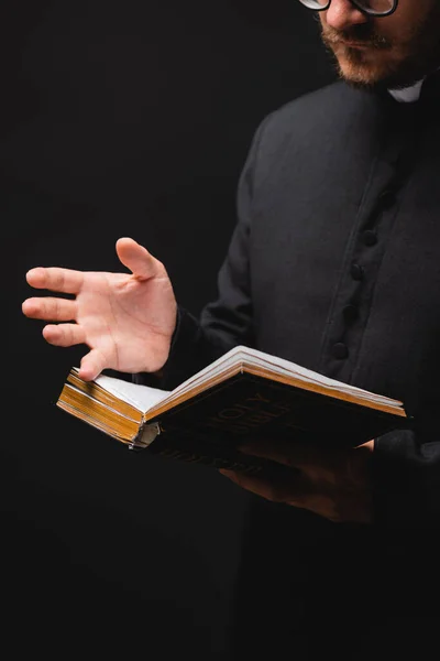 Vue Recadrée Prêtre Tenant Bible Sainte Geste Isolé Sur Noir — Photo