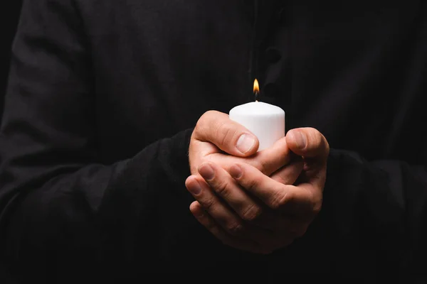 Vista Recortada Del Sacerdote Sosteniendo Vela Encendida Las Manos Aisladas — Foto de Stock