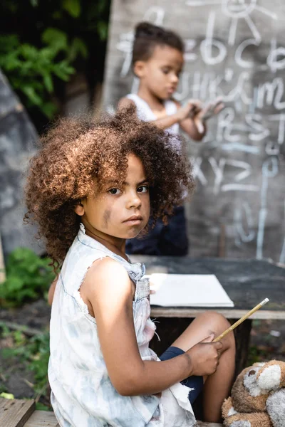 Enfoque Selectivo Niño Afroamericano Sosteniendo Lápiz Mientras Está Sentado Cerca —  Fotos de Stock