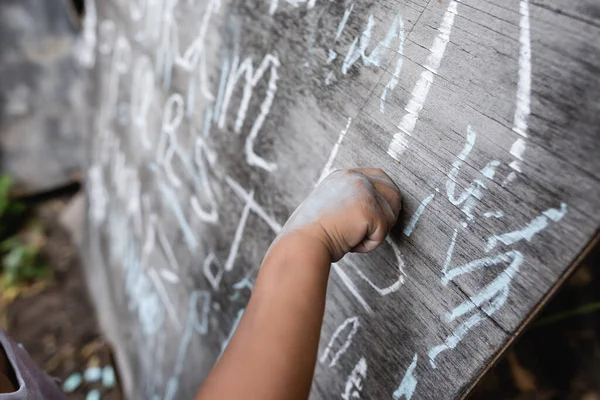 Ausgeschnittene Ansicht Eines Afrikanisch Amerikanischen Kindes Das Auf Kreidetafel Schreibt — Stockfoto