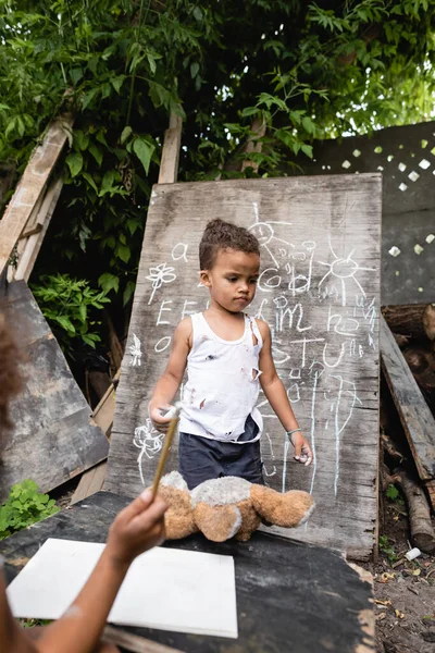 Селективное Внимание Бедного Африканского Мальчика Стоящего Рядом Доской Ребенком — стоковое фото
