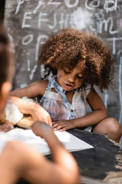 Selectieve Focus Van Arme Afro Amerikaanse Kind Schrijven Buurt Van — Stockfoto