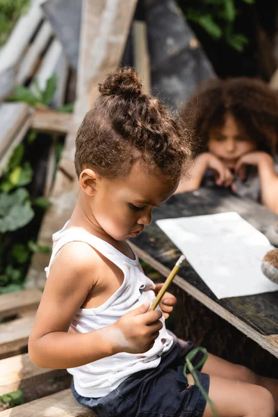 Foyer Sélectif Pauvre Garçon Afro Américain Regardant Des Vêtements Déchirés — Photo