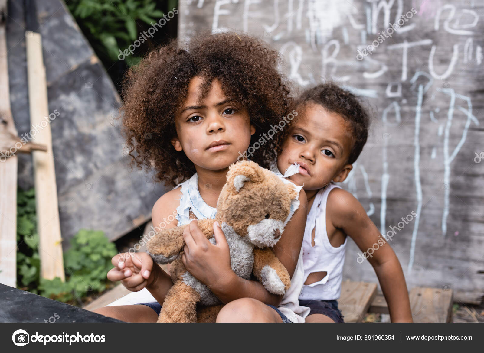 Afrika Miskin Anak Anak Amerika Dengan Boneka Beruang Kotor