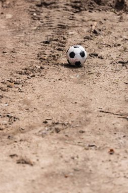 Futbol topunun şehir sokaklarında seçici odak noktası 
