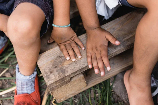 Вид Зверху Бідних Афроамериканських Дітей Сидять Надворі — стокове фото