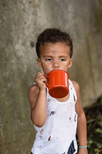 Sujo Afro Americano Menino Segurando Copo Metal Favela — Fotografia de Stock