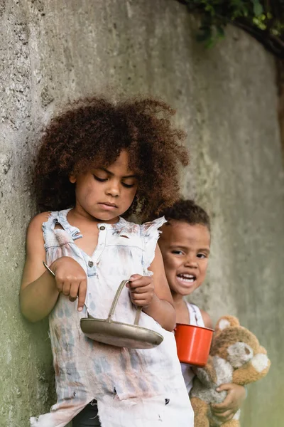 Focus Selettivo Del Povero Ragazzo Afroamericano Con Cucchiaio Piatto Metallo — Foto Stock