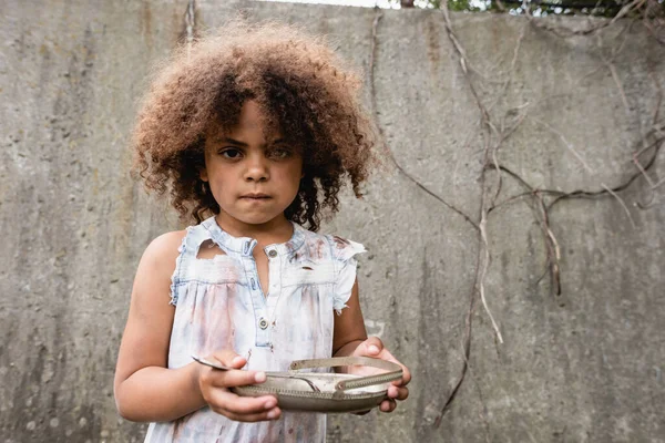 Вибірковий Фокус Афроамериканської Дитини Брудним Обличчям Тримає Металеву Тарілку Ложку — стокове фото