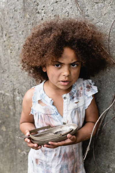 Mendigo Afroamericano Niño Mirando Cámara Mientras Sostiene Placa Sucia Cuchara —  Fotos de Stock