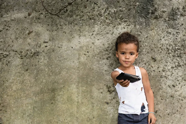 Focus Selettivo Del Povero Ragazzo Afroamericano Mostrando Portafoglio Vicino Muro — Foto Stock