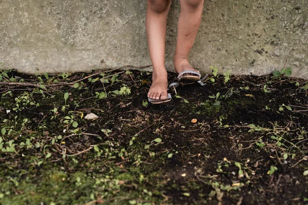 Vista Recortada Los Pies Niño Afroamericano Pobre Suelo Cerca Pared — Foto de Stock