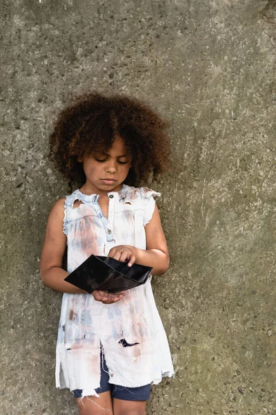 Poor African American Kid Holding Empty Wallet Outdoors — Stock Photo, Image